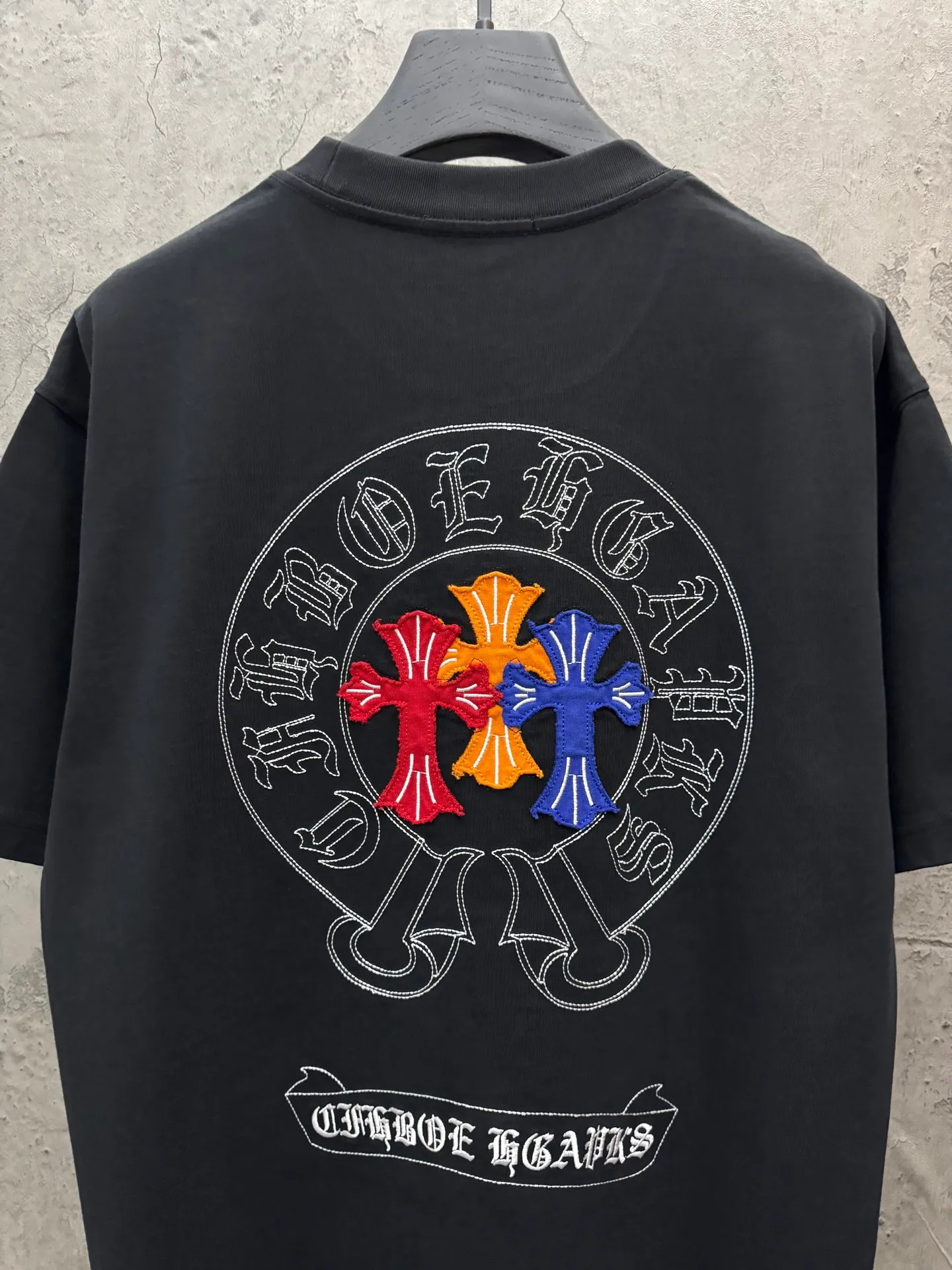 P180 top version, real shot without P, ​​different from market currency) 𝗖𝗵𝗿𝗼𝗺𝗲 𝗛𝗲𝗮𝗿𝘁𝘀/Croxin 2026 spring new original single counter American laser burnt patch embroidered couple short sleeves 👑The highest version! Customized fabric 300 grams, best-selling model at the counter, very comfortable to wear. Accessories: original molded and authenticated collar label ➕ 100% silk wash water label. Genuine purchase-grade original hangtag➕matching hanging rope➕3D hanging beads➕original packaging bag. Craftsmanship: The original version has consistent wiring! The highest version of the armhole matching technique! Color: White Black Size: S M L XL Style No.: 26-2031